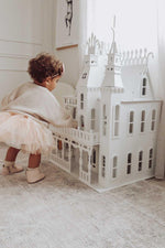 Cargar imagen en el visor de la galería, Fairytale Dollhouse Castle - white
